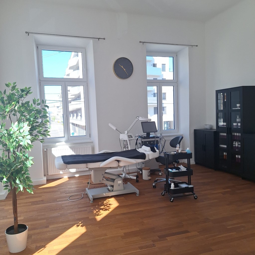 Aysu Beauty Studio in Wien Favoriten – modern eingerichteter Behandlungsraum mit Kosmetikliege und Geräten