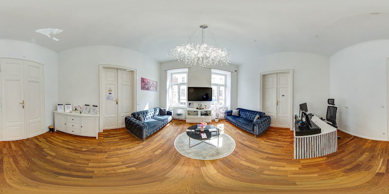 360° Lounge mit blauen Samtsofas und Kristallleuchter im Aysu Beauty Studio Wien